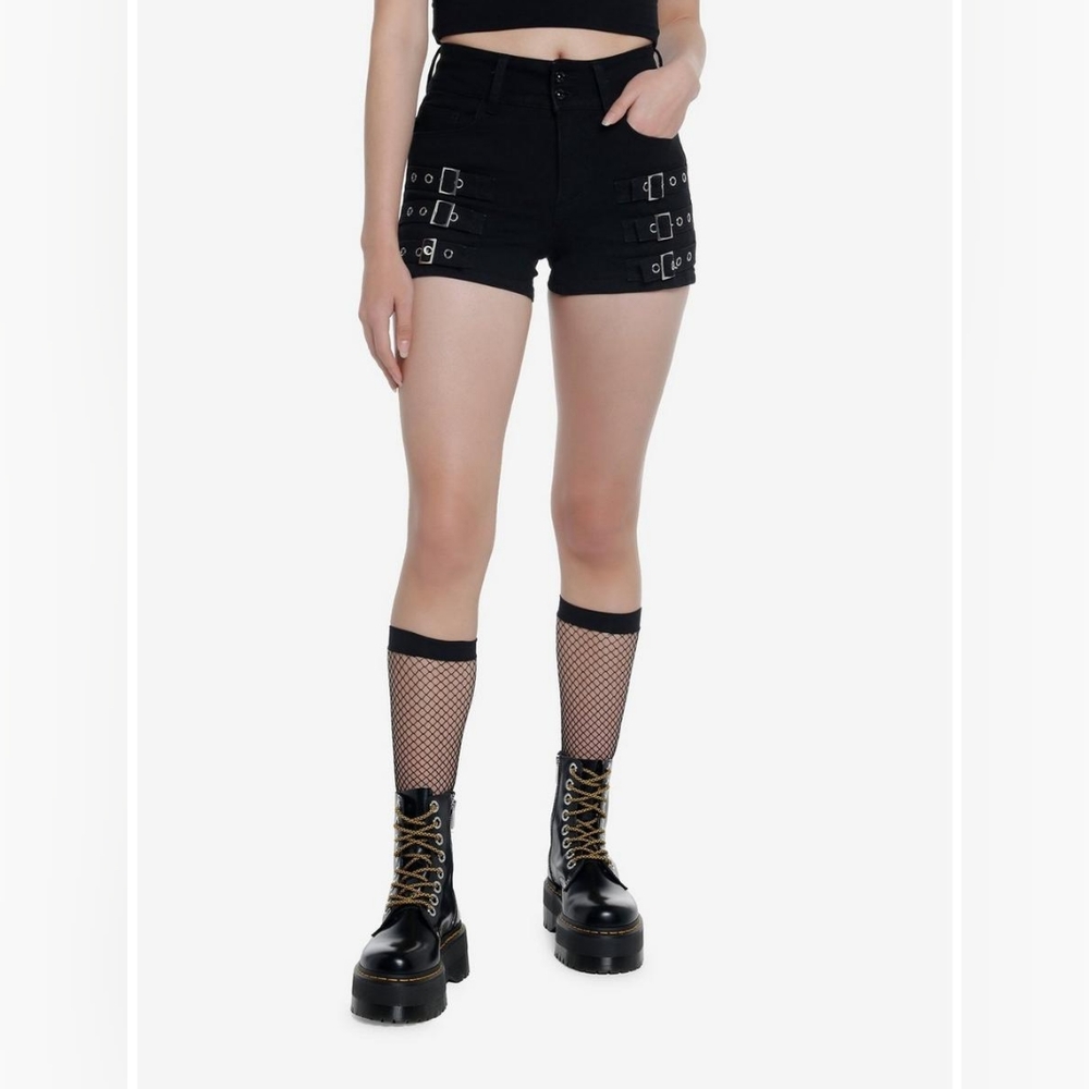 Black Buckle Grommet Super Skinny Shorts